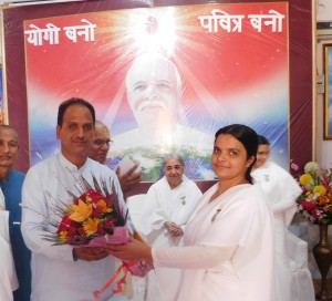 BK NEETA GIVING FLOWERS TO CHIEF GUEST - B S TANWAR-min